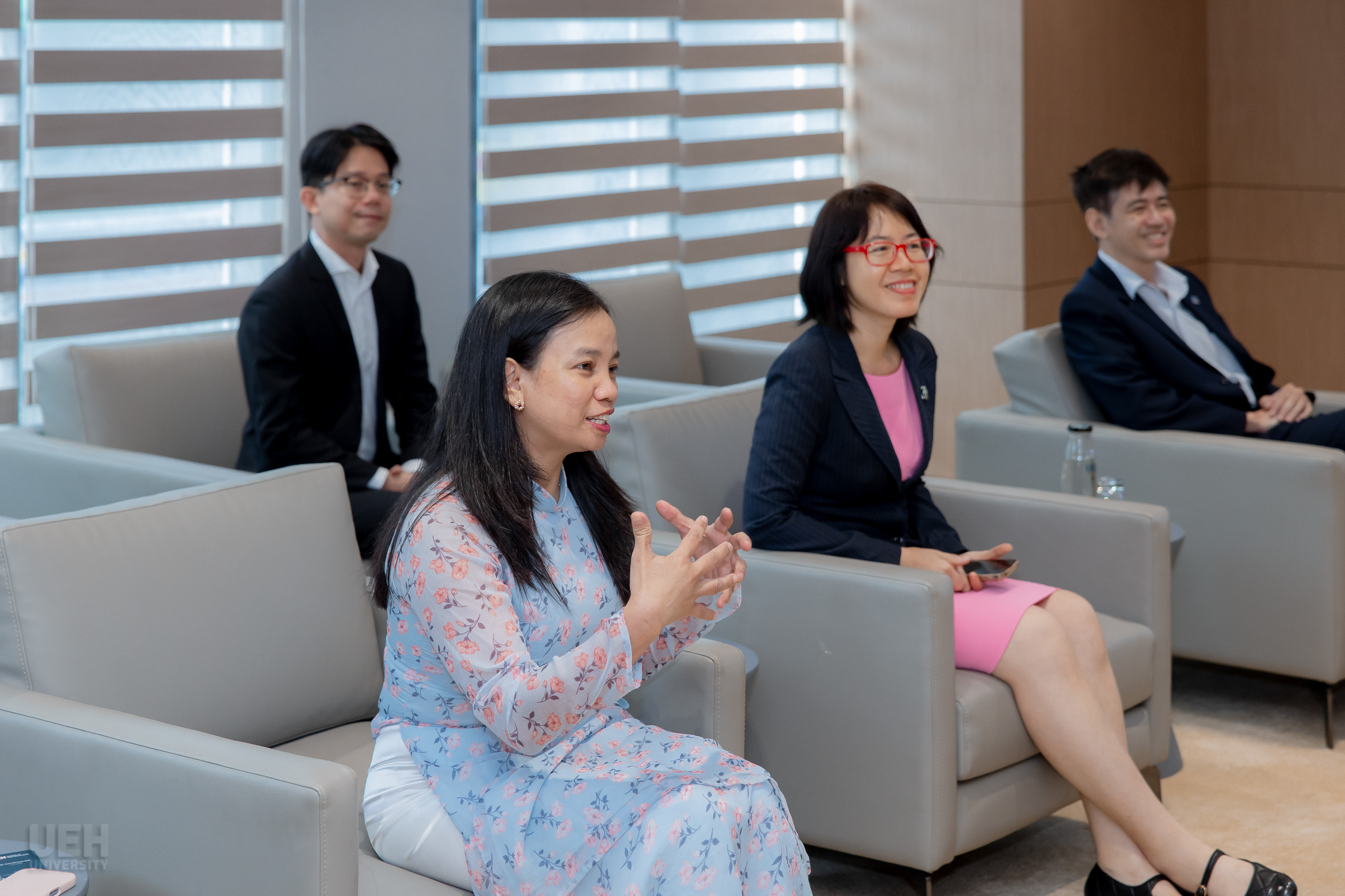 TS. Trần Thị Tuấn Anh - Phó Hiệu trưởng Trường Kinh tế, Luật và Quản lý Nhà nước UEH chia sẻ tại buổi làm việc